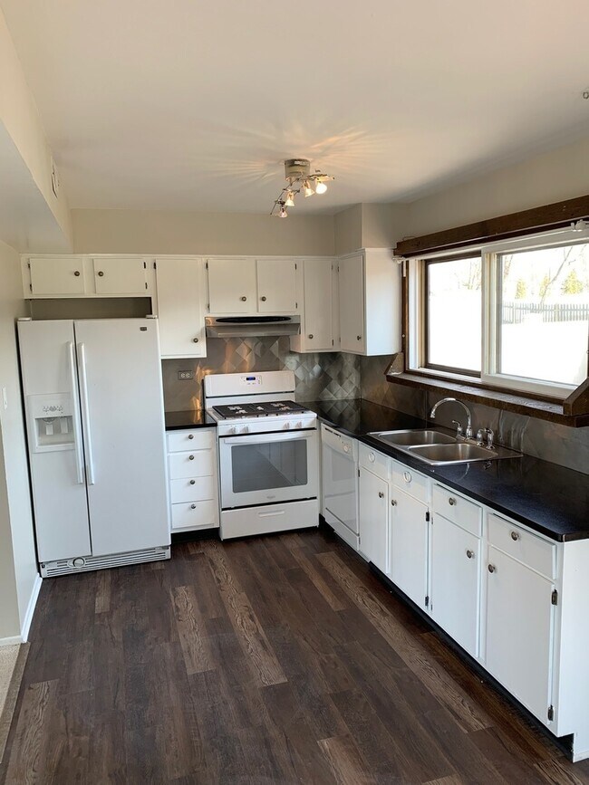 Building Photo - 749 Cove Ct