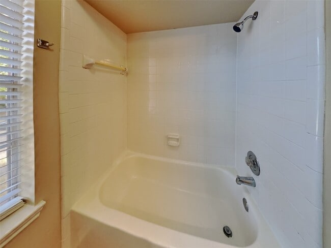 Building Photo - 2908 Cambridge Circus