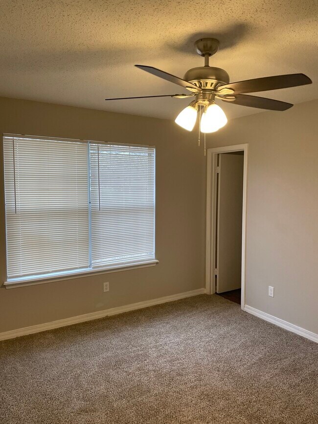 Building Photo - 15 McArthur Dr