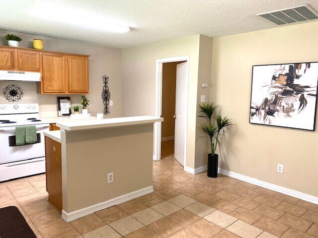 Building Photo - Huge home features 4 bedrooms & 2.5 baths for Rent!
