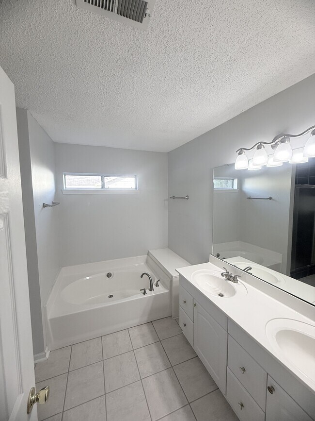 Building Photo - 1132 Lancelot Ln