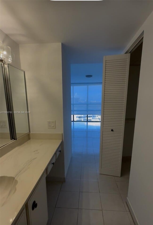 Building Photo - 1450 Brickell Bay Dr