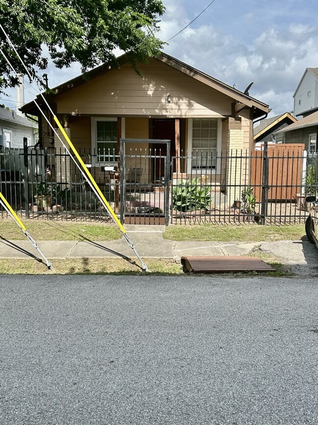 Building Photo - 1507 Bonner St