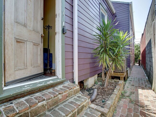 Building Photo - 617 Lyons St