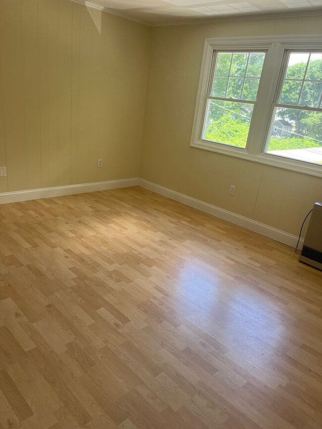 Building Photo - Great location in Kittery