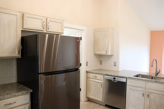 Building Photo - Three bedroom home in Canyon de Flores