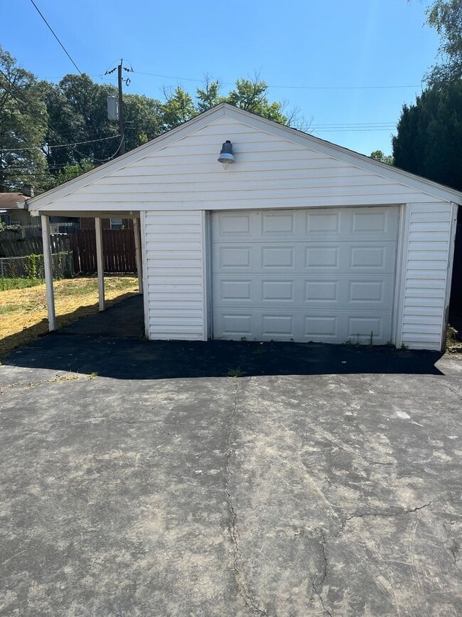 Building Photo - 3 Bedroom, 2 Bathroom Home With Garage Available for Pre-Lease!