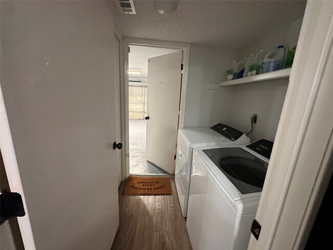 Building Photo - 13821 Hollowgreen Dr