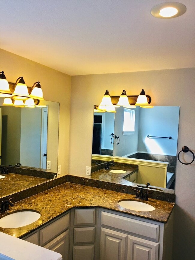 Building Photo - 3 Miles From the UofA!! Beautiful 3 Bedroo...