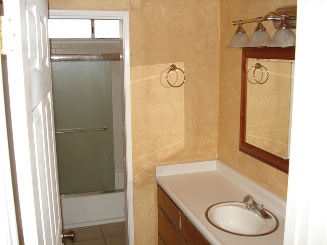 Building Photo - 445 Almond Dr