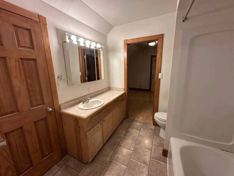 Jack'n'Jill Bathroom - 1032 Broadway Ave