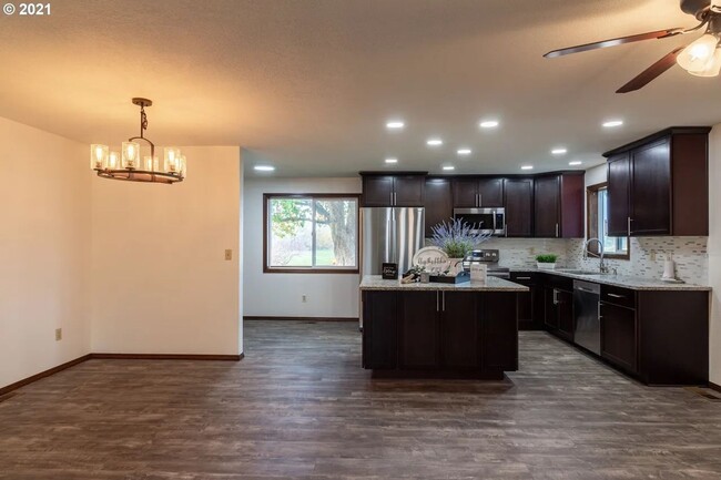 Building Photo - Beautiful Hermiston Home offers a perfect balance of comfort and convenience