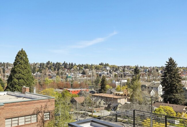 Building Photo - Three-Bedroom Townhouse Close to Seattle Pacific University!!!