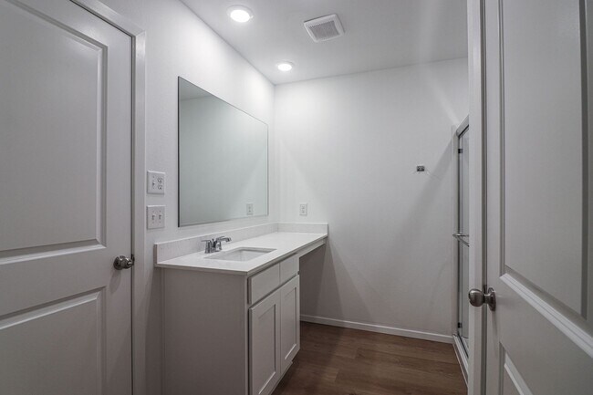 Building Photo - 3202 S 15th Pl