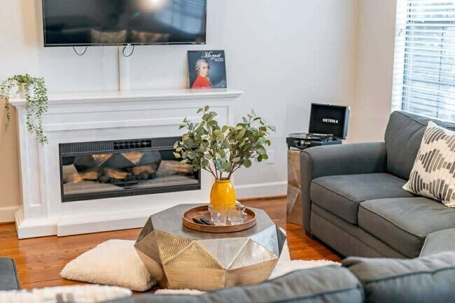 Building Photo - 2210 Mid Ln