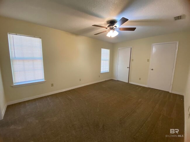 Building Photo - 233 Ridgewood Dr