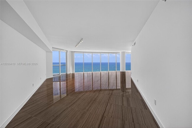 Building Photo - 2711 S Ocean Dr