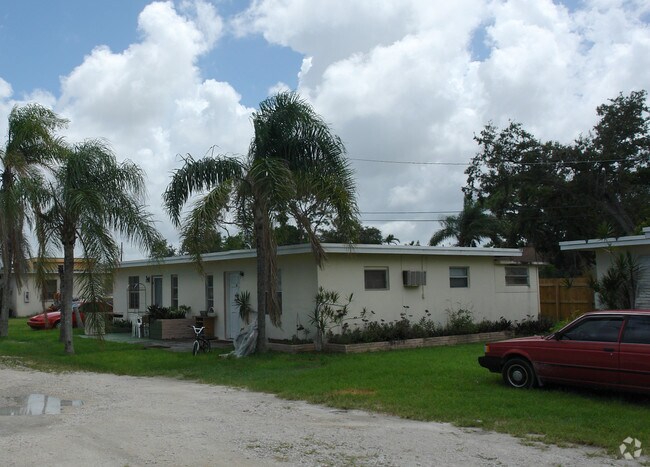 Primary Photo - 5640 Taft St