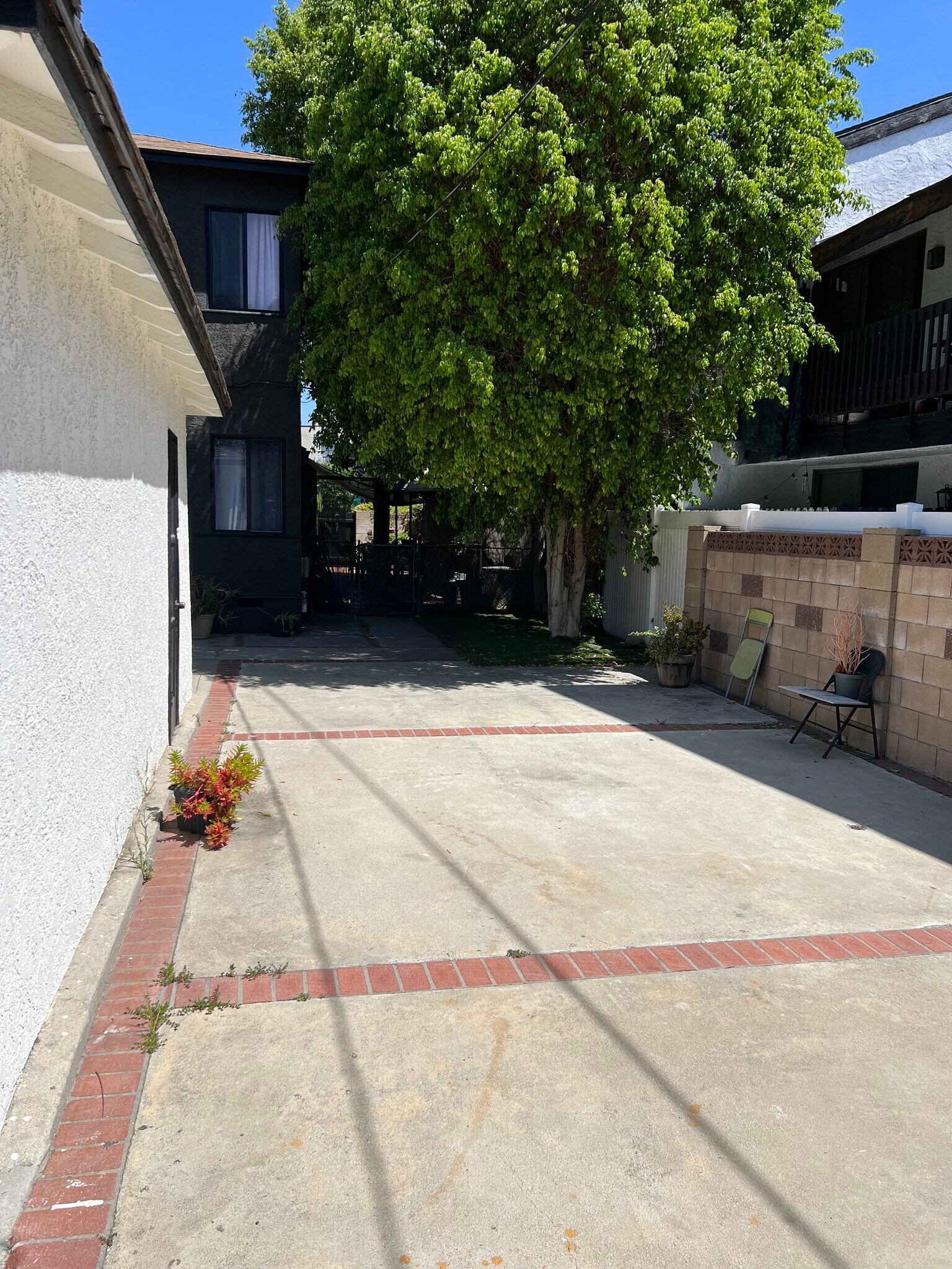 Building Photo - 12660 Oxnard St