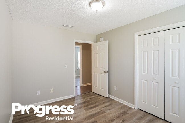 Building Photo - 243 Lake Forest Dr