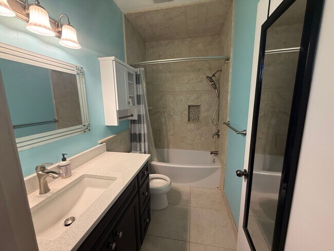 Building Photo - 2 Bed / 2 Bath Condo in The Gables