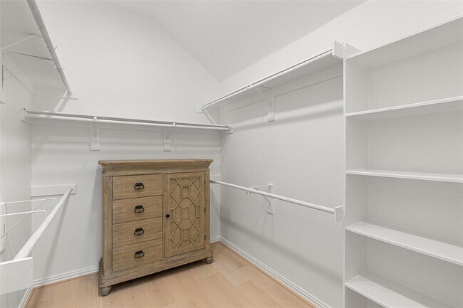 Building Photo - 450 Blossom Vly Strm