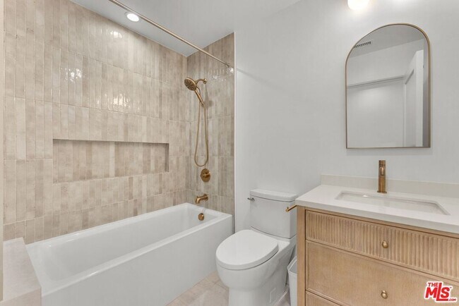 Building Photo - 9005 Rosewood Ave