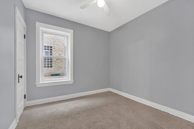 Building Photo - 5015 W Montrose Ave