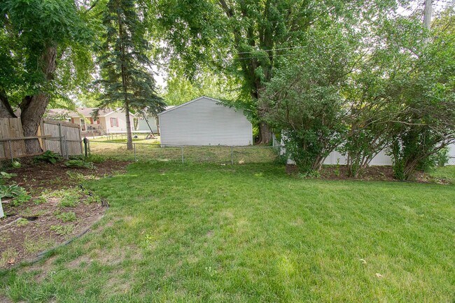 Building Photo - 3 Bedroom 1.5 Bath Available For Rent In Country Club Manor
