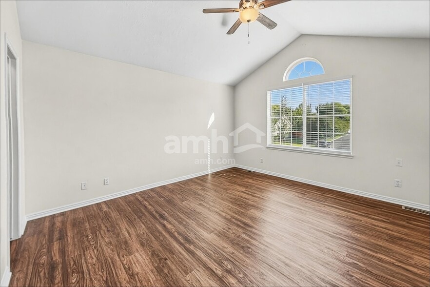 Building Photo - 860 Country Club Dr