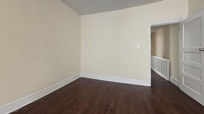 Building Photo - Newly Renovated 4BED 1.5BTH / Stainless Steel Appliances & Washer/Dryer Hookup!