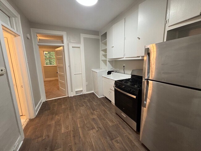 Building Photo - 1-BEDROOM UNIT AVAILABLE NOW!