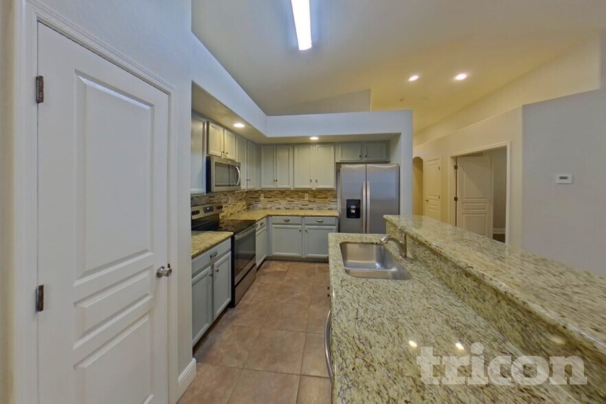 Building Photo - 20711 N Santa Cruz Dr