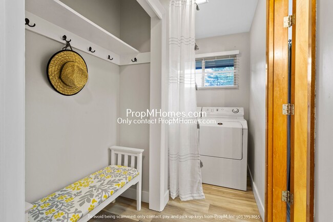 Building Photo - Stunning 3-Bedroom Mid-Century Modern Home...