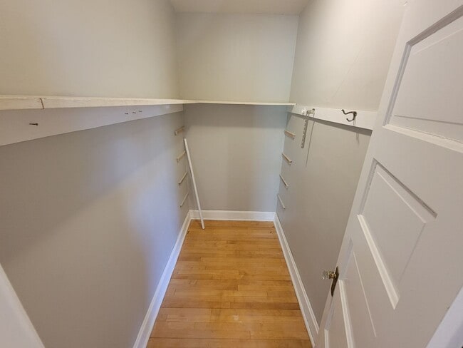 Building Photo - AVAILABLE JUNE 1st - 5 Bed 1.5 Bath Located In East Hillside