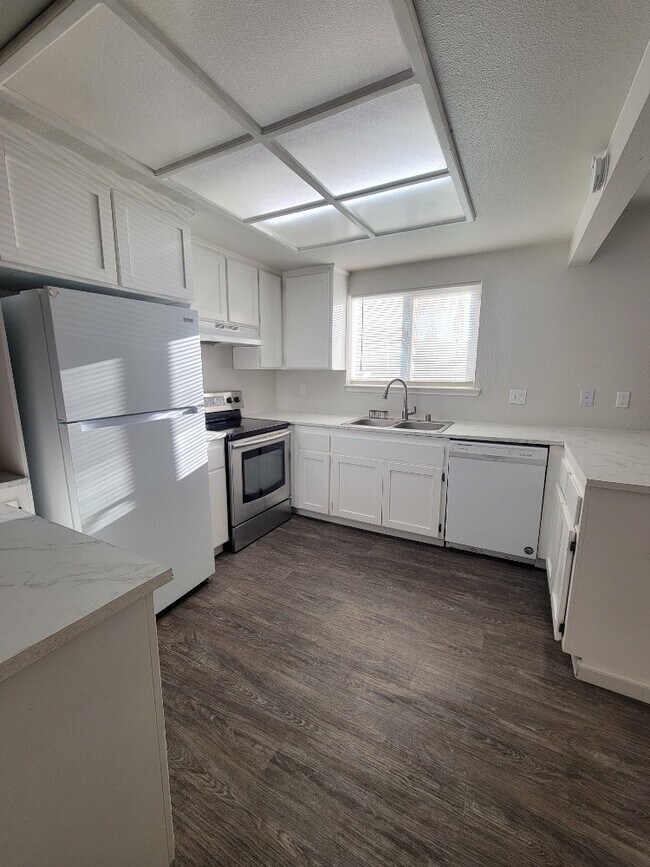 Building Photo - Lovely 3 bedroom 1.5 bath duplex for rent ...