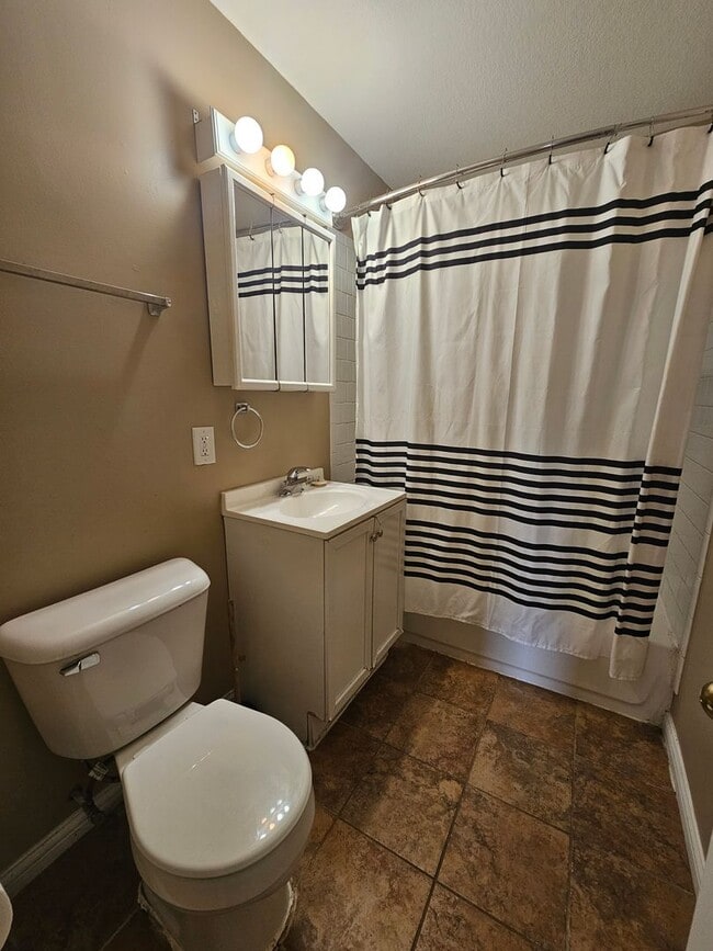 Building Photo - There is a $25 fee per application and eve...