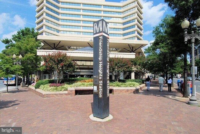 Building Photo - 4838 Drummond Ave