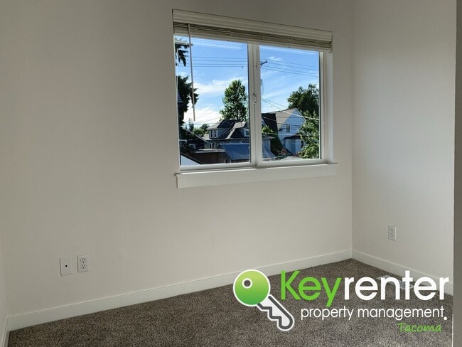 Building Photo - Newly Remodeled Centrally Located Tacoma H...