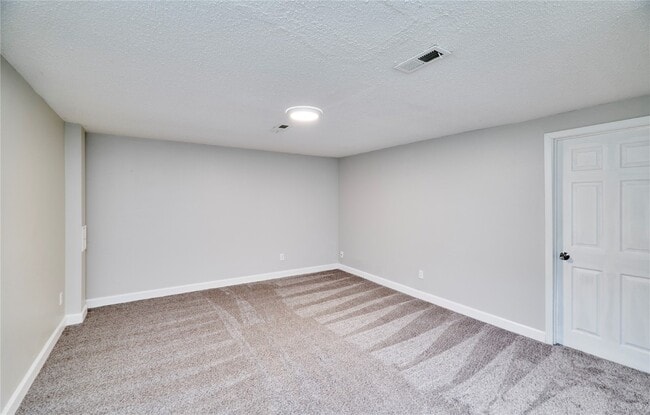 Building Photo - 2402 Savoy Dr