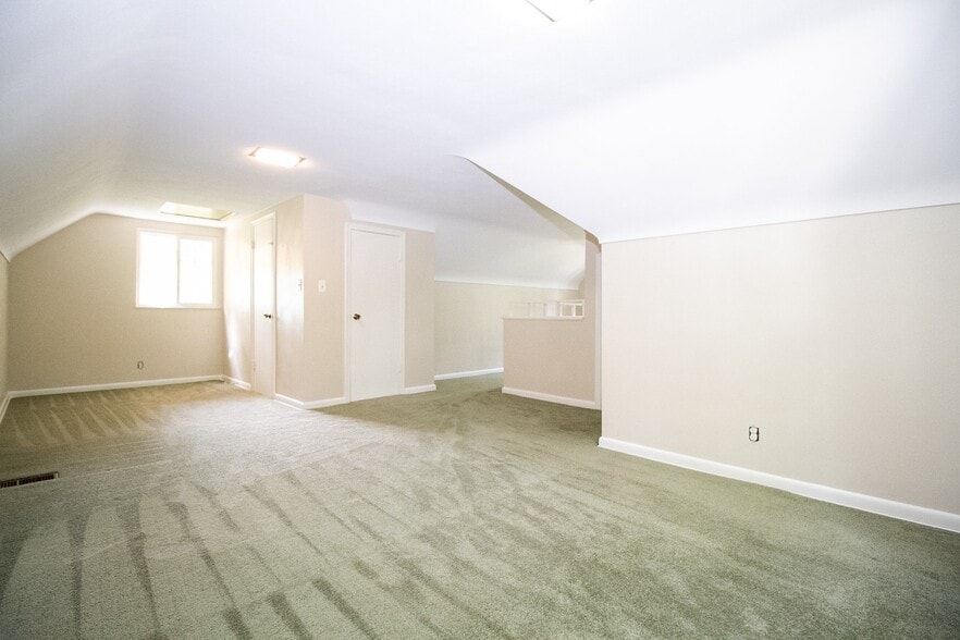 Building Photo - 2424 Lambert Dr