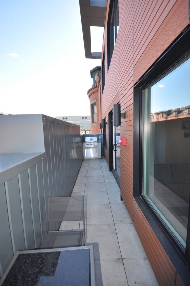 Building Photo - Amazing 3 bed 1.5 bath in the South End!!!