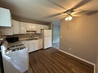 Building Photo - Beautiful 2 Bed/ 1 Bath located just steps from LECOM