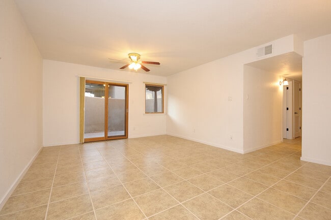 Building Photo - Gorgeous Ground Level Condo in desirable c...