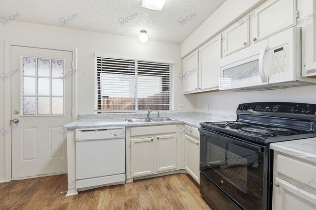 Building Photo - 800 Bluebonnet Dr