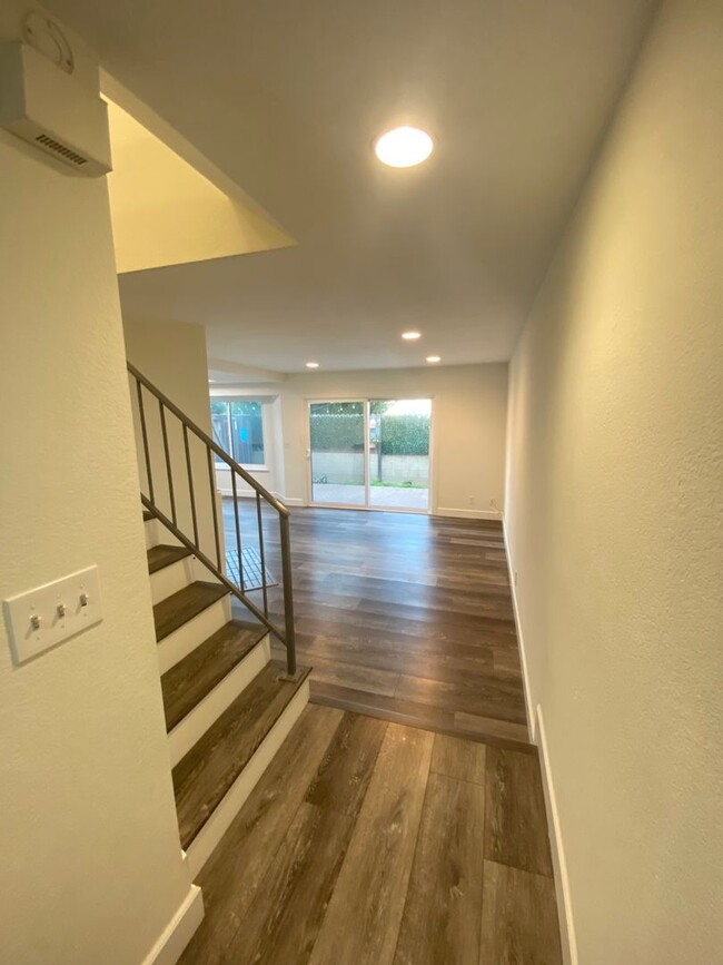 Building Photo - Two Bedroom Luxury Lakewood Condo For Rent!