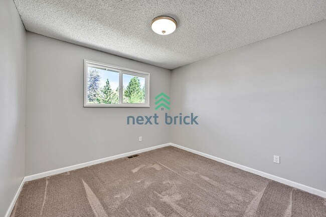 Building Photo - 3 Bed 2 Bath Single-family Home is availab...
