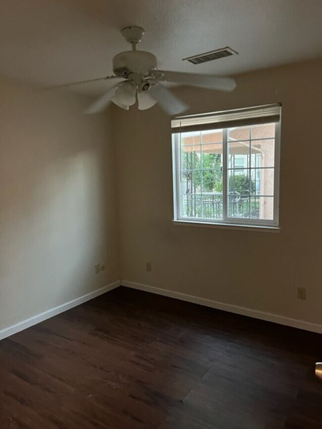 Building Photo - Single story 3 bedroom 2 bath home