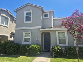 Building Photo - Adorable 3 bedroom 2.5 bath