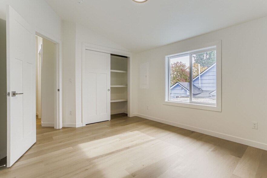 Building Photo - 5021 SE Haig St